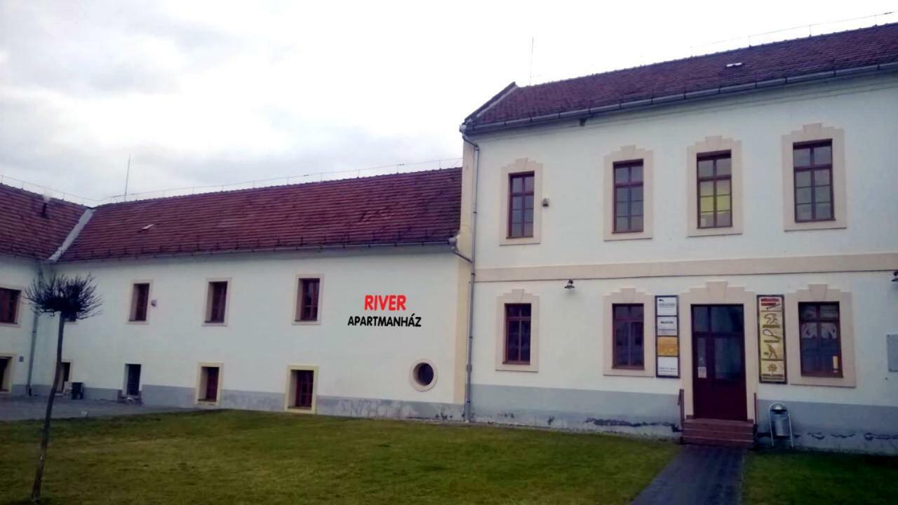 River Apartmanhaz Jászberény Buitenkant foto